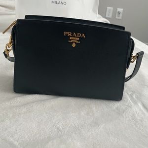 PRADA Bandoliera in Pelle. Sarafino handbag